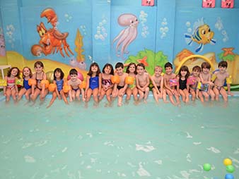 Alunos na piscina do Colégio Jatobá o melhor colégio particular em Santo André Colégio particular em Santo André